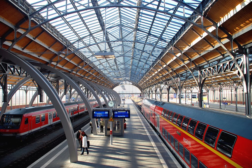 Lübeck - Hauptbahnhof / Central Station by ref-lit