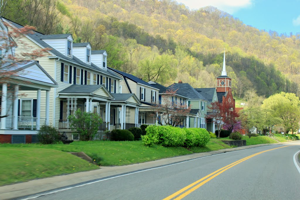 Typical housing along the famous Midland Trail by wnoble