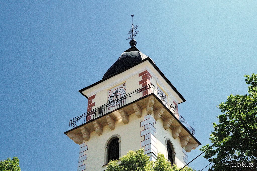 Bojnice (Bajmóc), Slovakia (Felvidék, Nyitra Vármegye) - Toursi Szent Mártonnak szentelt római katolikus temploma a 14. század második felében épült a régebbi, 1244-ben már említett templom helyén. Déli gótikus kápolnája a 15. század második felében épült, 1520-ban és 1640-ben átépítették. A kóruson két, 17. századi dombormű található, a templom berendezése 17-18. századi. by Gausss