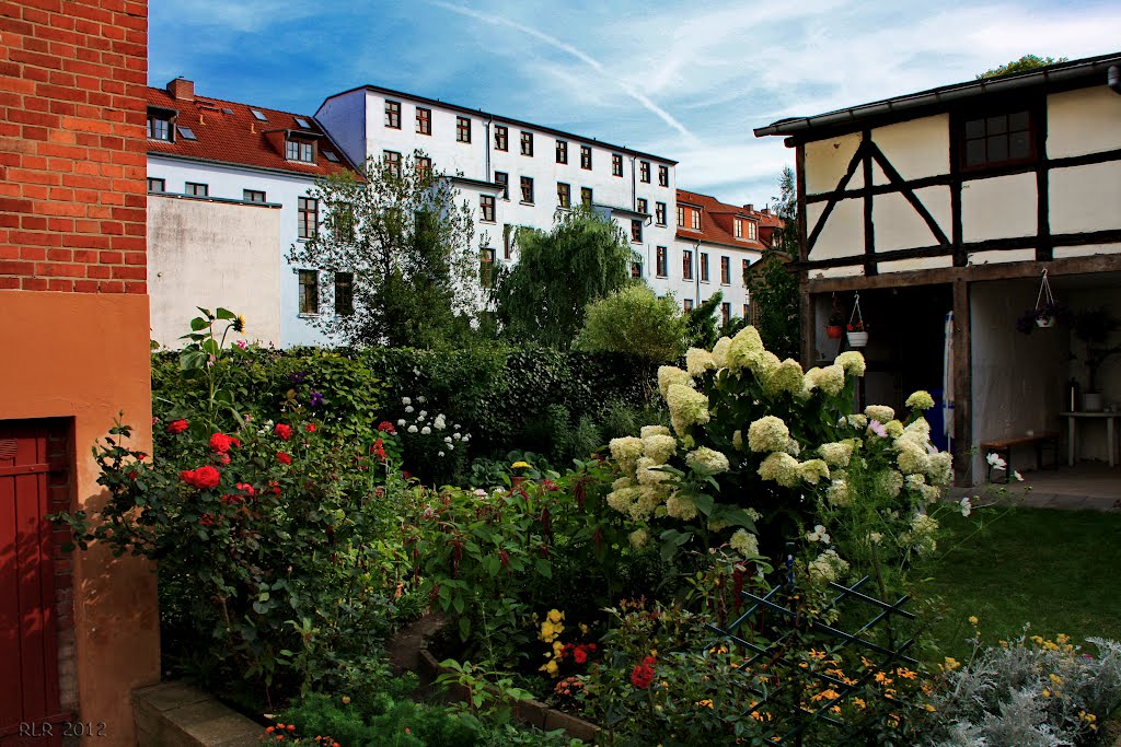 Schwerin, Feldstadt, Hof in der Brunnenstraße by Mecklenburg pro Panoramio