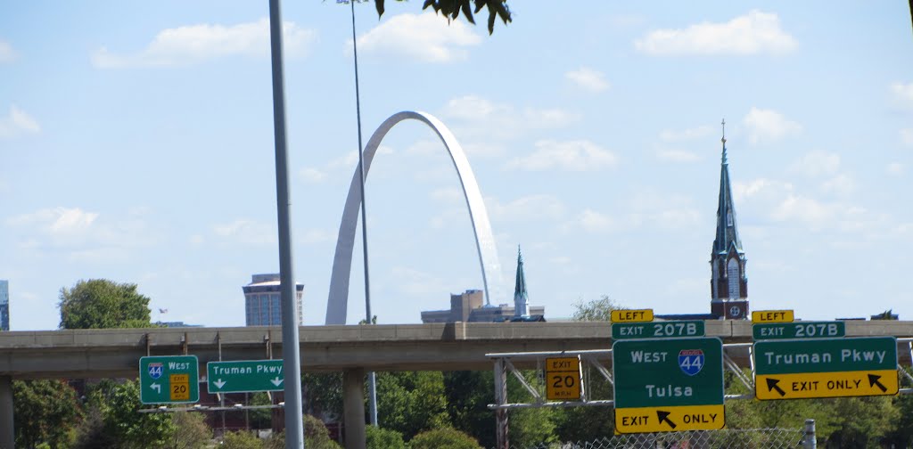 Gateway Arch by Adam Elmquist