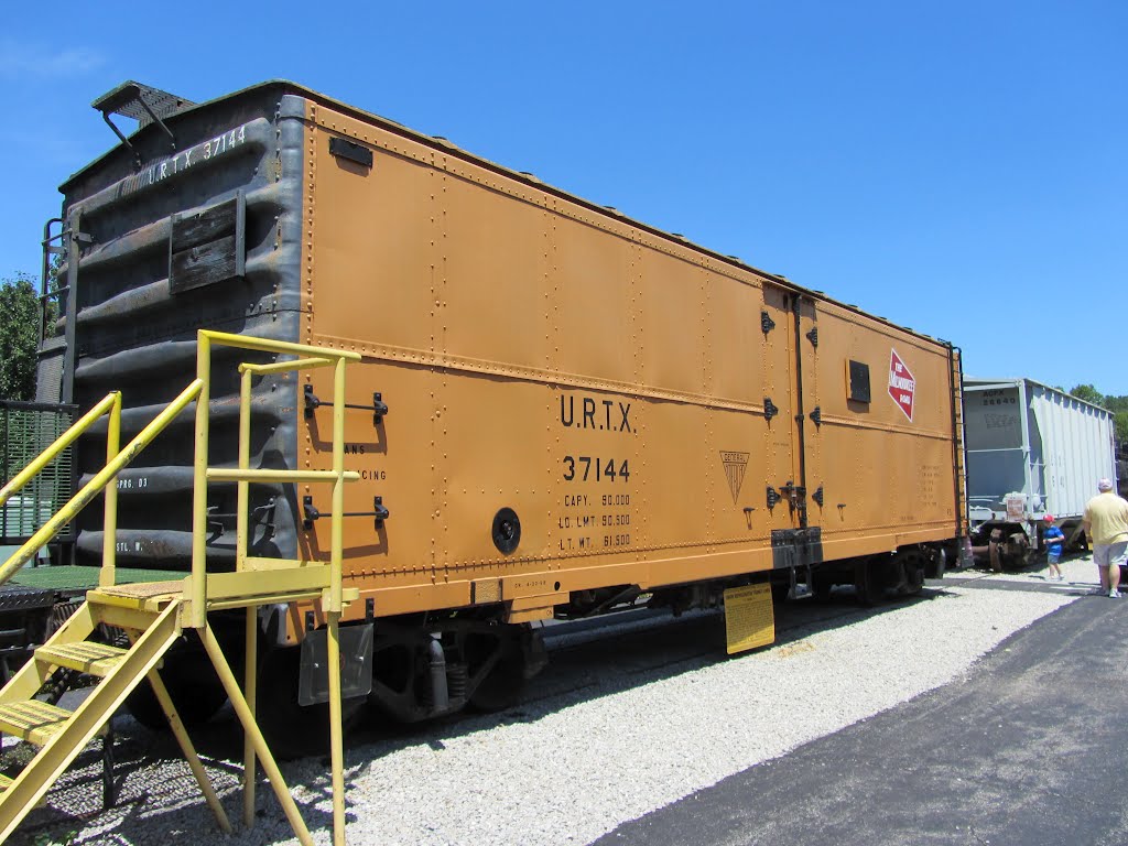 U.R.T.X. 37144 Refrigerator Car by Adam Elmquist