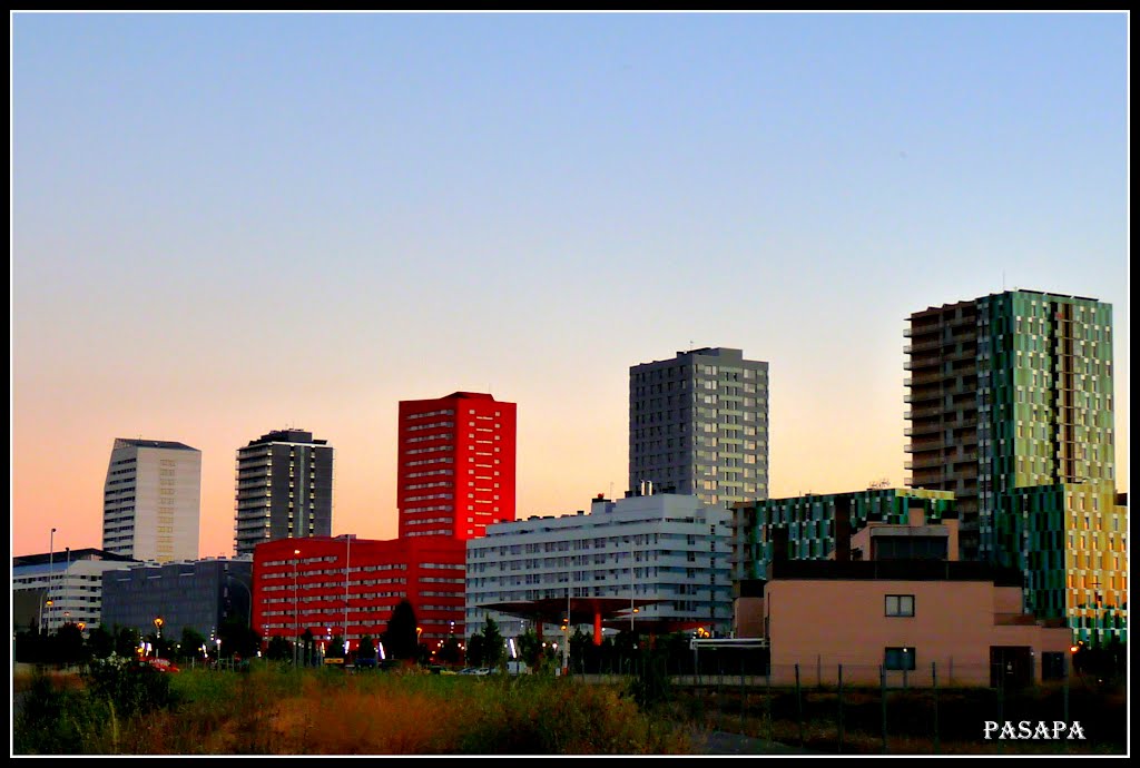 < Vitoria desde el parque de Salburua > < Vitoria from Salburua park > by Pasapa.