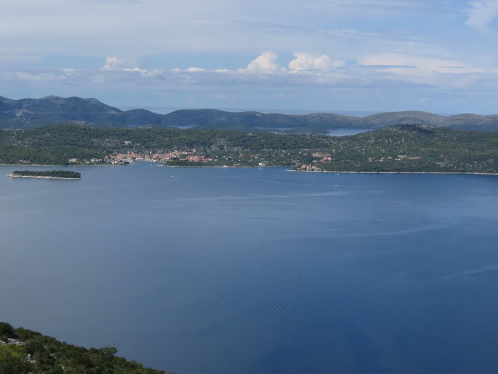 Vesnice Veli Iž na ostrově Iž,v pozadí ostrov Dugi Otok by jantopek