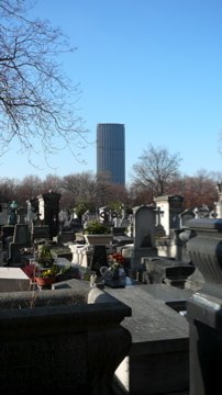 La Tour Montparnasse vue du cimetière du même nom by zagreus