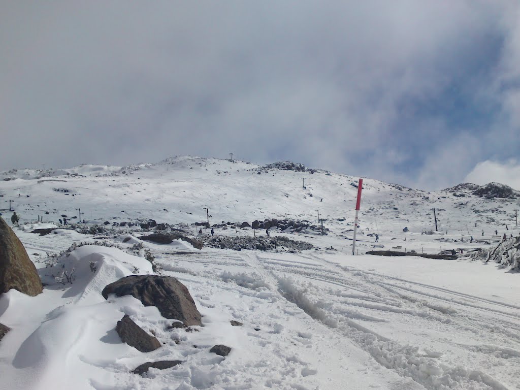 Ben Lomond snow by young family 6