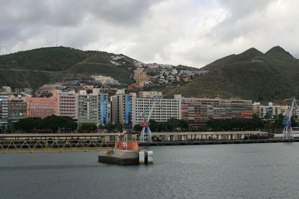 Santa Cruz de Tenerife - View from a cruise ship by Romain Schwartz