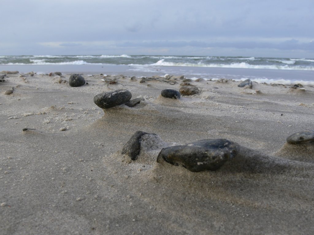 Steine, durch Winderosion auf Sandsockeln liegend. by Christian Dirksen