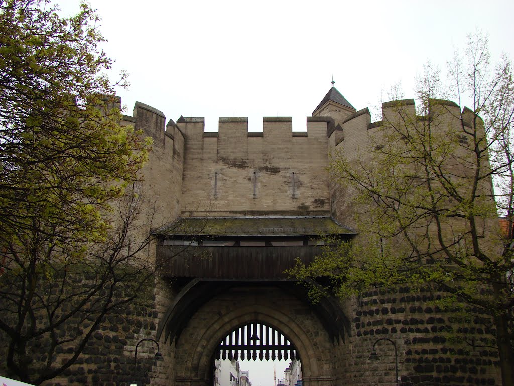 Köln (Eigelsteintorburg der mittelalterlichen Stadtbefestigung Kölns.) April 2012 by DortmundWestfalica