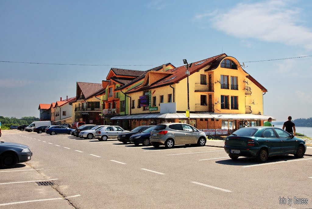 Námestovo (Námesztó), Slovakai (Felvidék, Árva Vármegye) - A határában levő Árvai-víztározót 1941 és 1954 között építették. Öt falut árasztottak el az építés során. Partján üdülőtelep alakult ki. by Gausss