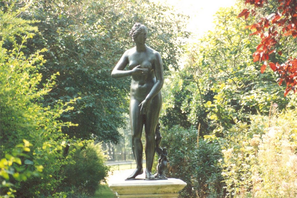 STATUE AT HAMPTON COURT by CLIVE BAILEY