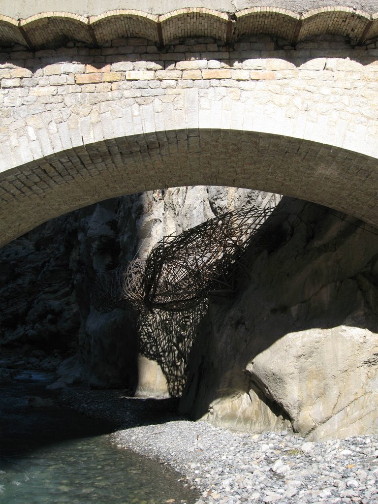 Scultpure sous le pont by David Bertizzolo