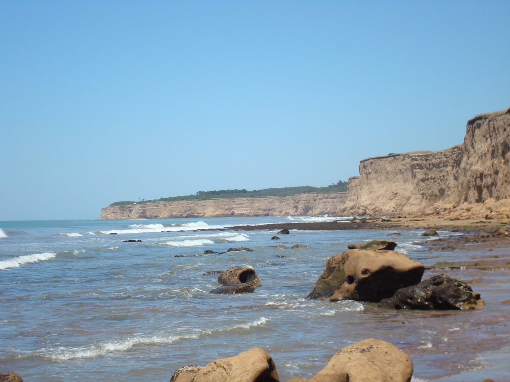 VISTA DE LOS ACANTILADOS HACIA EL SUR by Marcelo Farenga