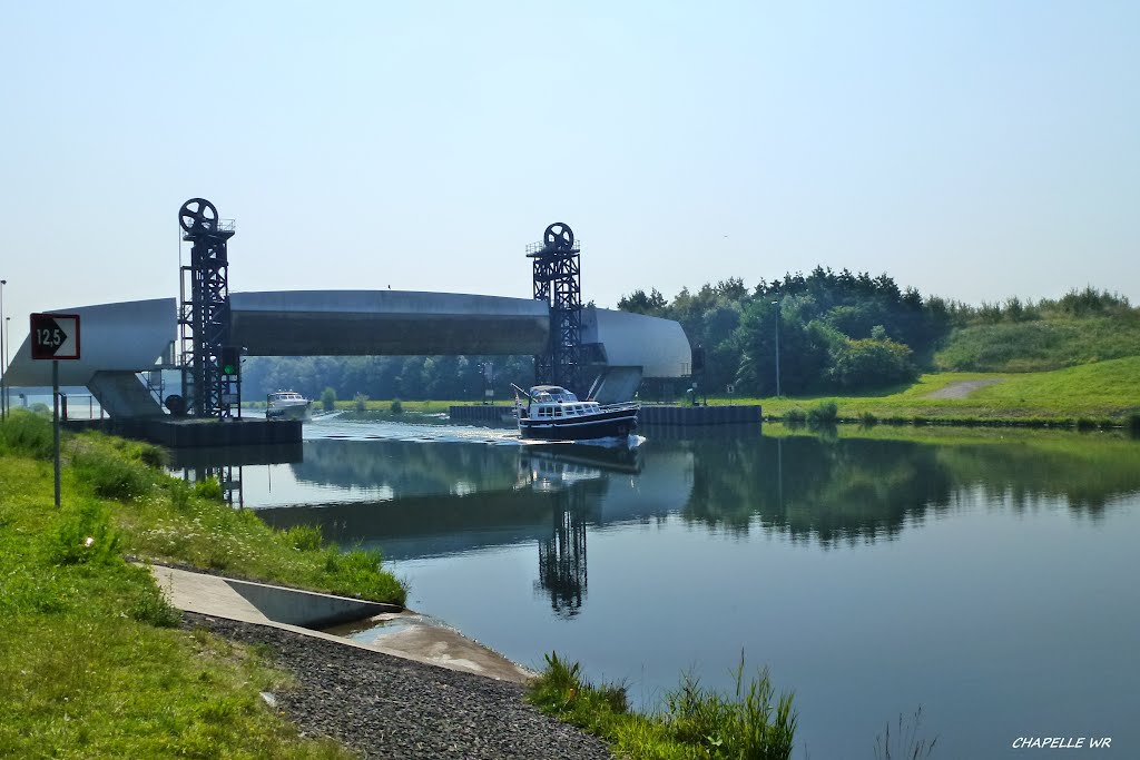 Nouveau canal vers l'ascenseur de Strépy-Thieu. by Chapelle  Willy