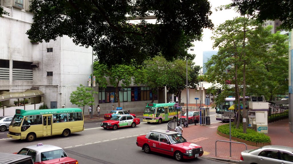 香港荃灣：三楝屋博物館外看西樓角路不少屋村工廠及過境巴士在此登車 by DDTai