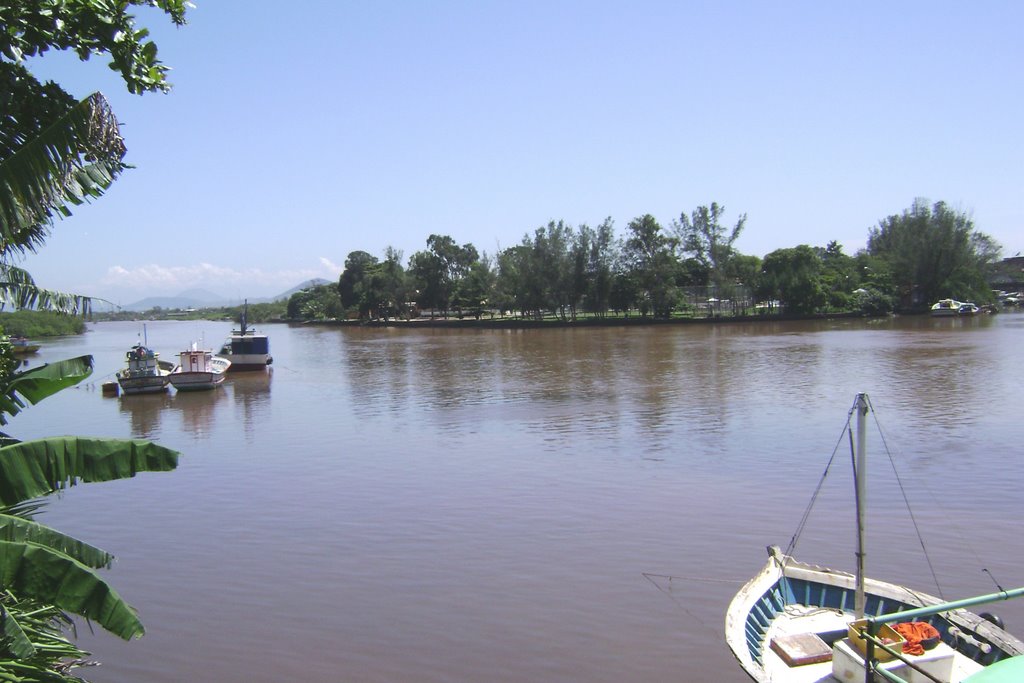 Ilha da Caieira, vista da ponte velha, em Macaé/RJ. by Paulo Noronha