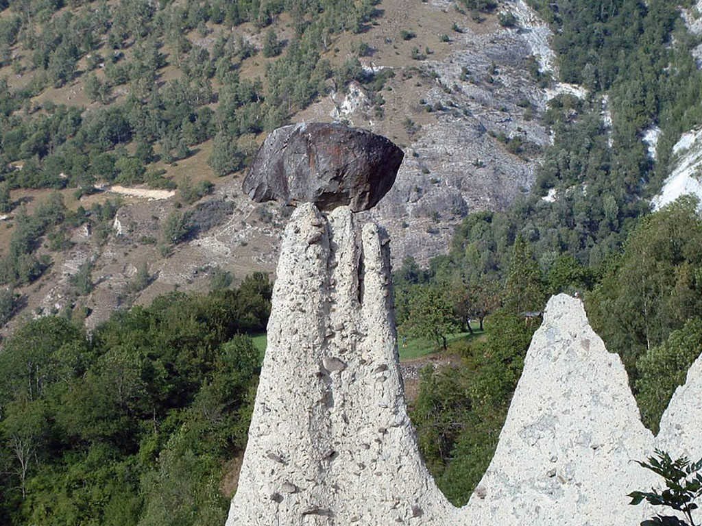 Suisse, les pyramides ou cheminées des fées coiffées à Euseigne by Roger-11