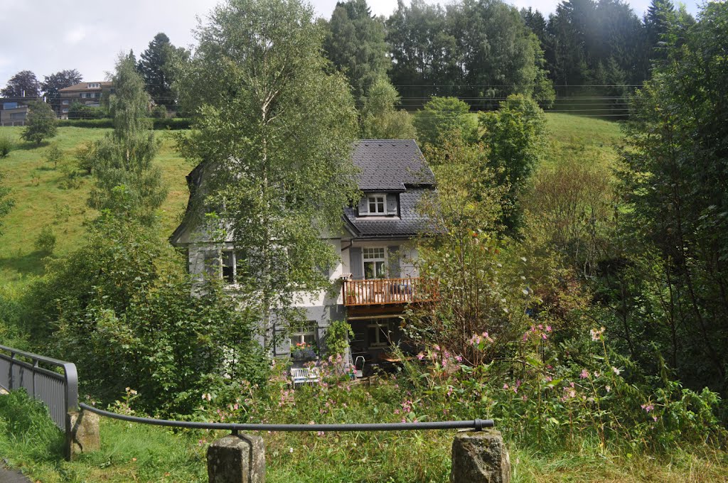 Romantisches Häuschen bei der ehemaligen Tuchfabrik Hoyler in Christophstal von Siegfried Kremer by Siegfried Kremer Philippsburg