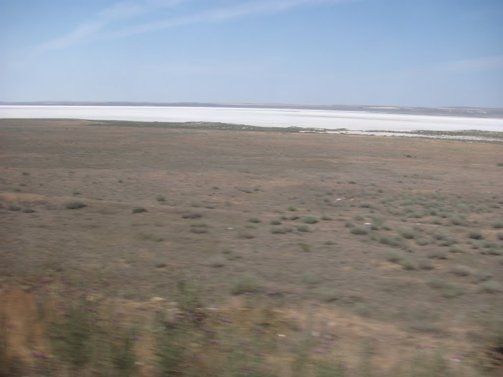 Lacul Sarat (Tuz Golu) vazut de pe soseaua Ankara-Aksaray (22.06.12.) by Manoliu Ioan