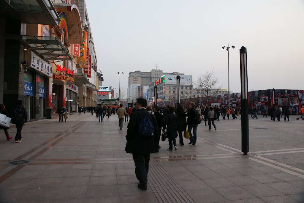 Wangfujing Pedestrian St Pekin 2009 by Joe de France