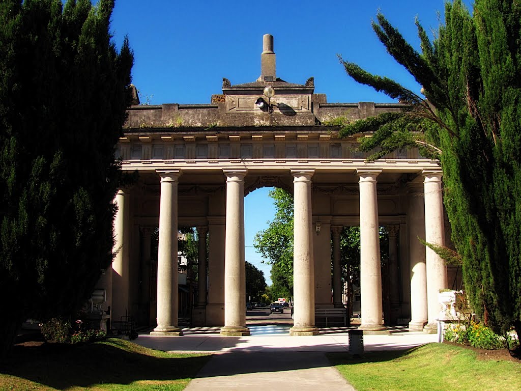 Cementerio La Loma - Mar del Plata by Gui Torres