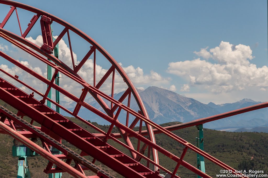 Cliffhanger roller coaster - Hurricane model by CoasterGallery.com