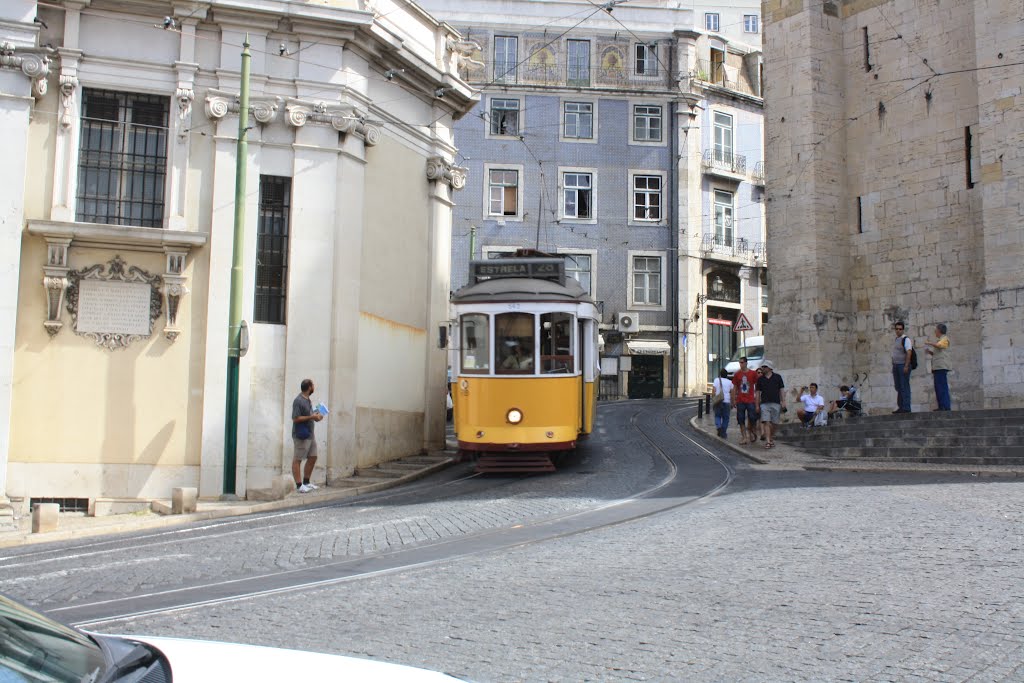 Lisbona, nei pressi della Cattedrale by Pierantoni