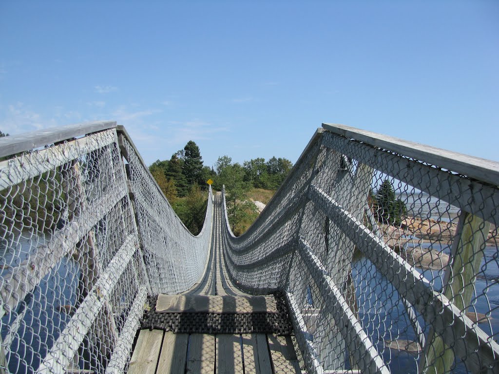 Pont suspendu sur la rivière Saut au mouton by Daniel Gradel