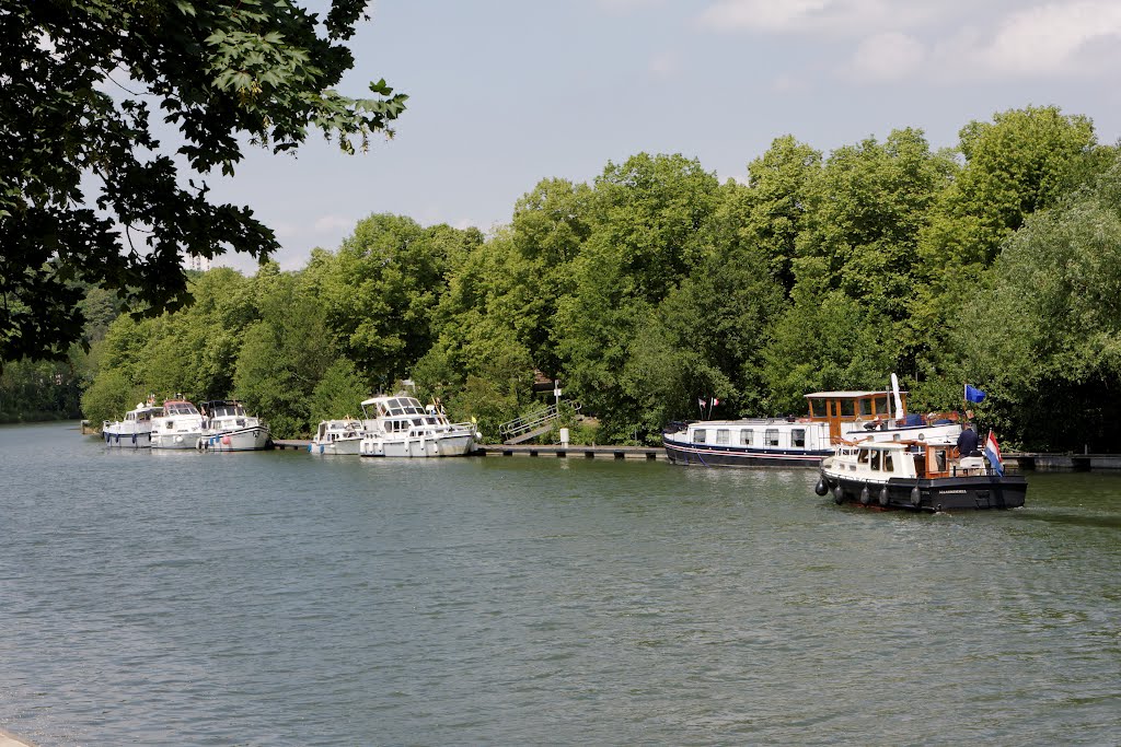 Navigation de plaisance sur la Meuse à Charleville-Mézières by Alain Boulanger