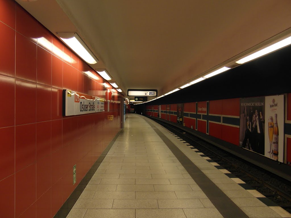 U-Bahnhof Osloer Straße - Bahnsteig der U9 by IngolfBLN