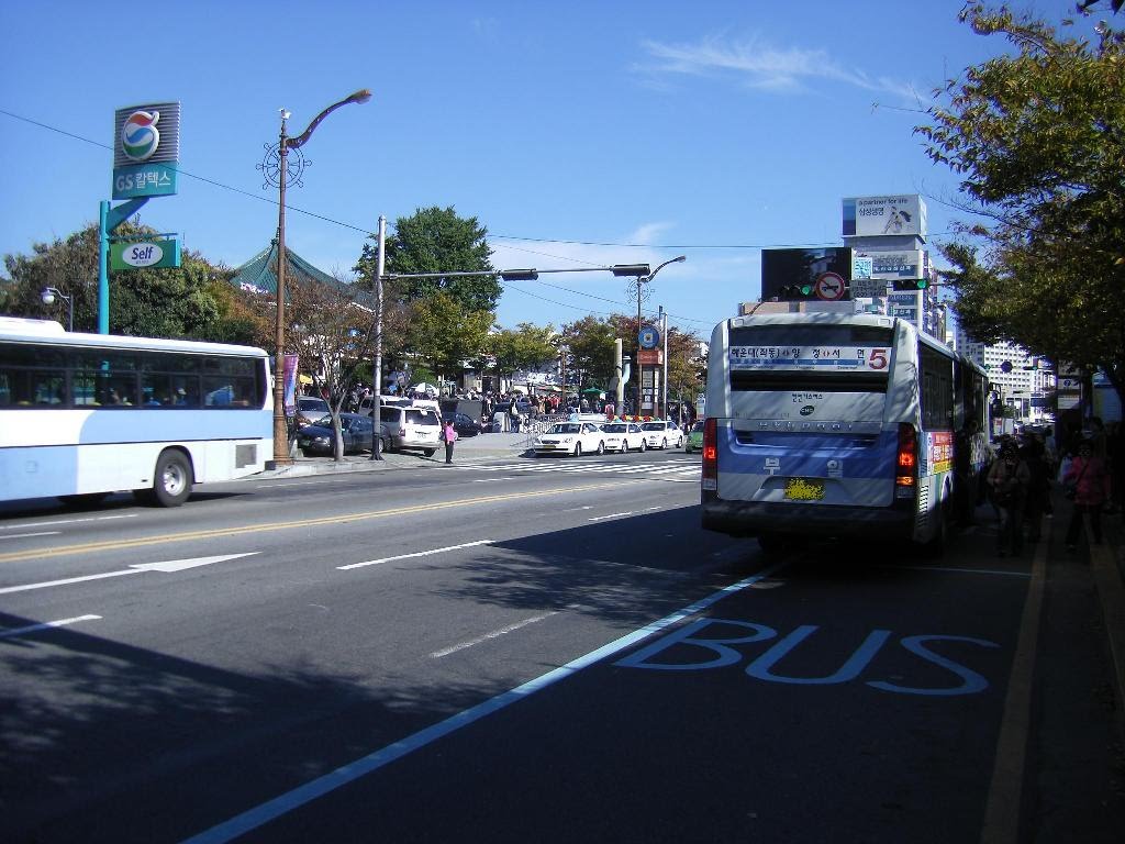 Bus Stop, Haeundae Station by StrayKat