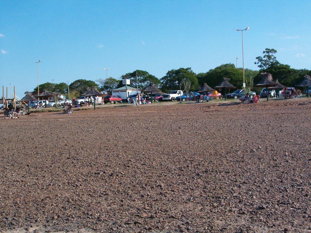 Playa con lago bajo by Gabriel Culasso