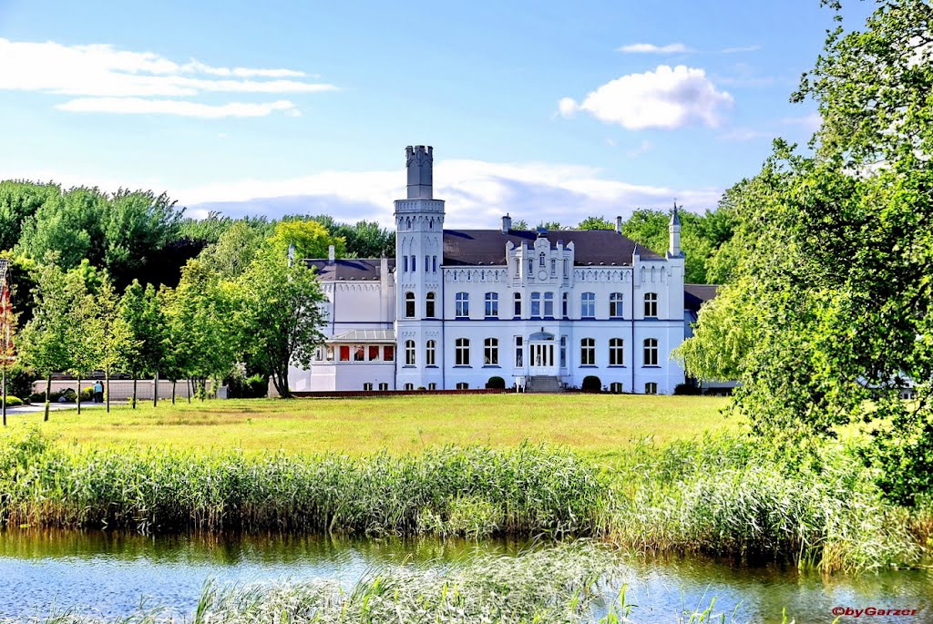 Das Schloss in Groß Kedingshagen by Garzer