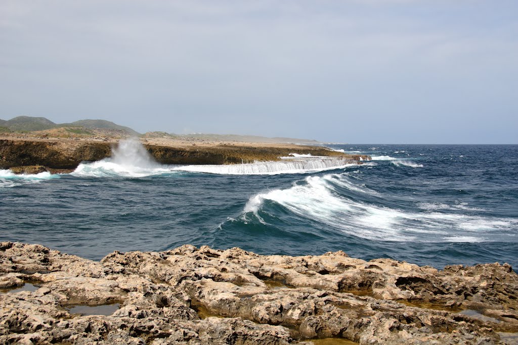 Big waves, north coast of Curacao by Kimmo Lahti