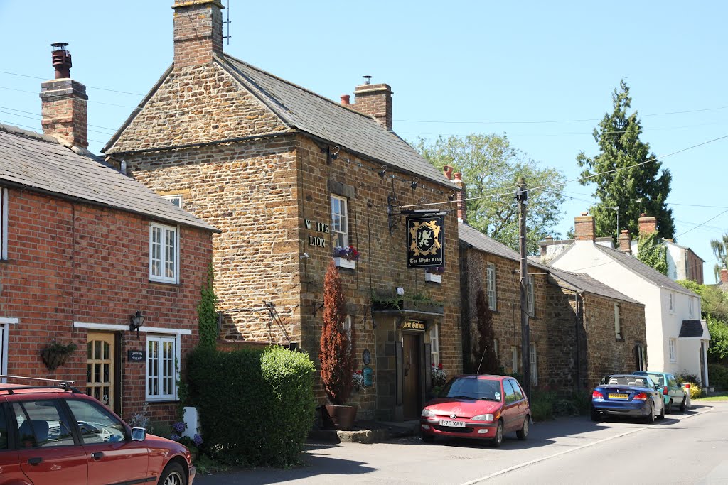 The White Lion, Steeple Aston, Oxfordshire by Roger Sweet