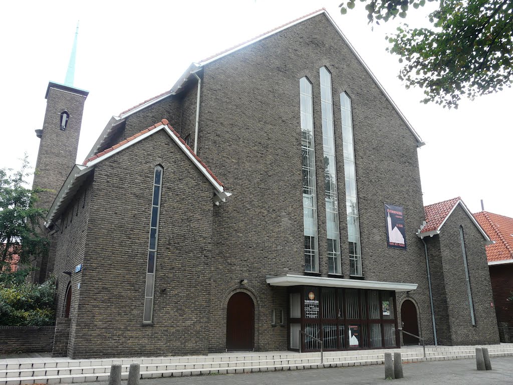 Voorzijde van de Tuindorpkerk, H.F. van Riellaan, Utrecht by David Jimmink