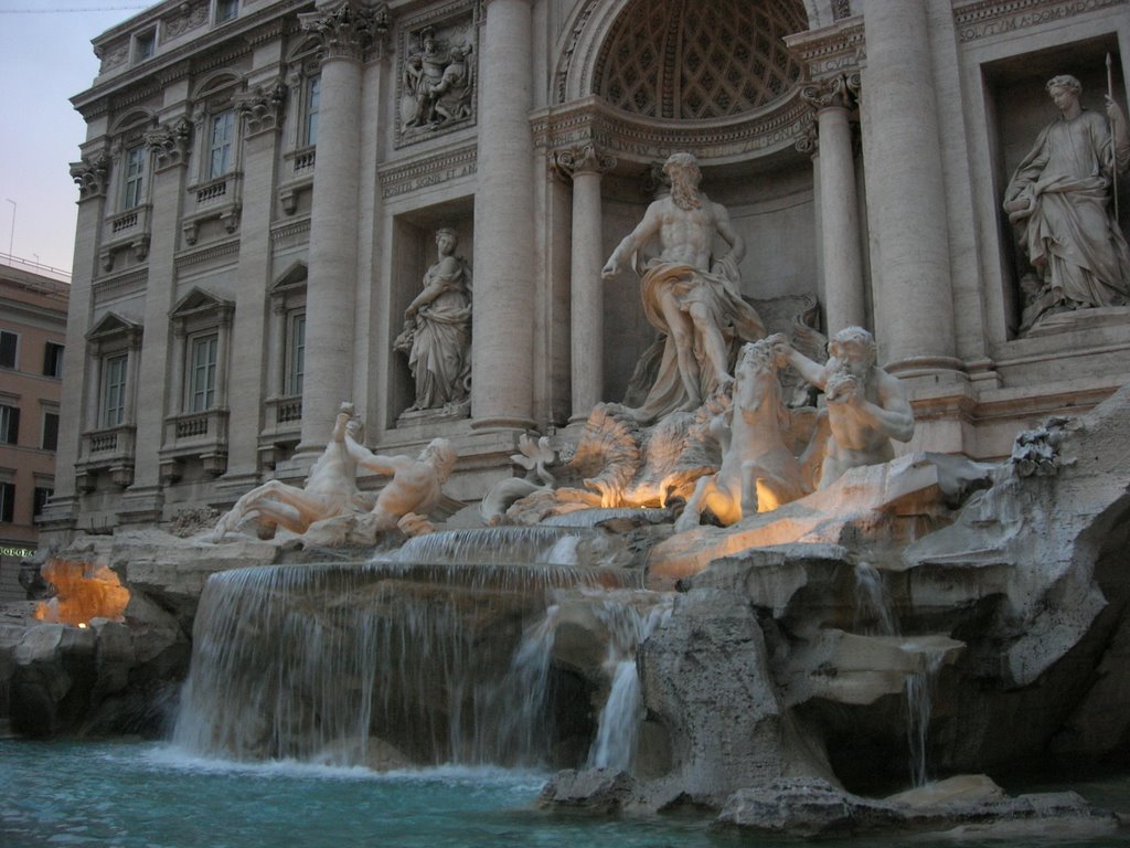 Fontana di Trevi di notte by Orazio Bruno