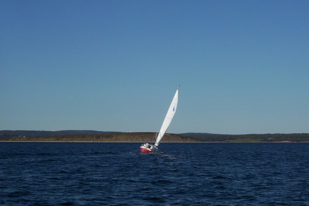 Sailing past bald Quaker Island and its lighthouse by novascotiaphotoalbum.com