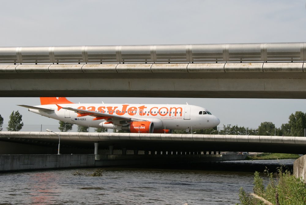 Taxibaan Schiphol. by koltypinalid