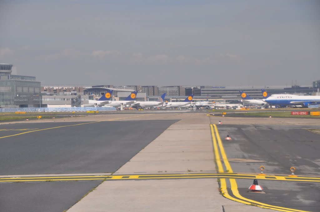 Frankfurt Airport : Taxiway & Terminal by A Photographer