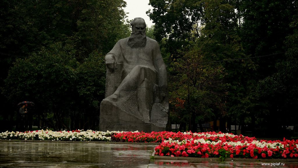 Памятник писателю Льву Николаевичу Толстому (Monument to writer Lev Nikolaevich Tolstoy) by piplaf