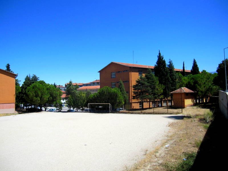 Denizli lisesi ve futbol sahası by Osman Ünlü