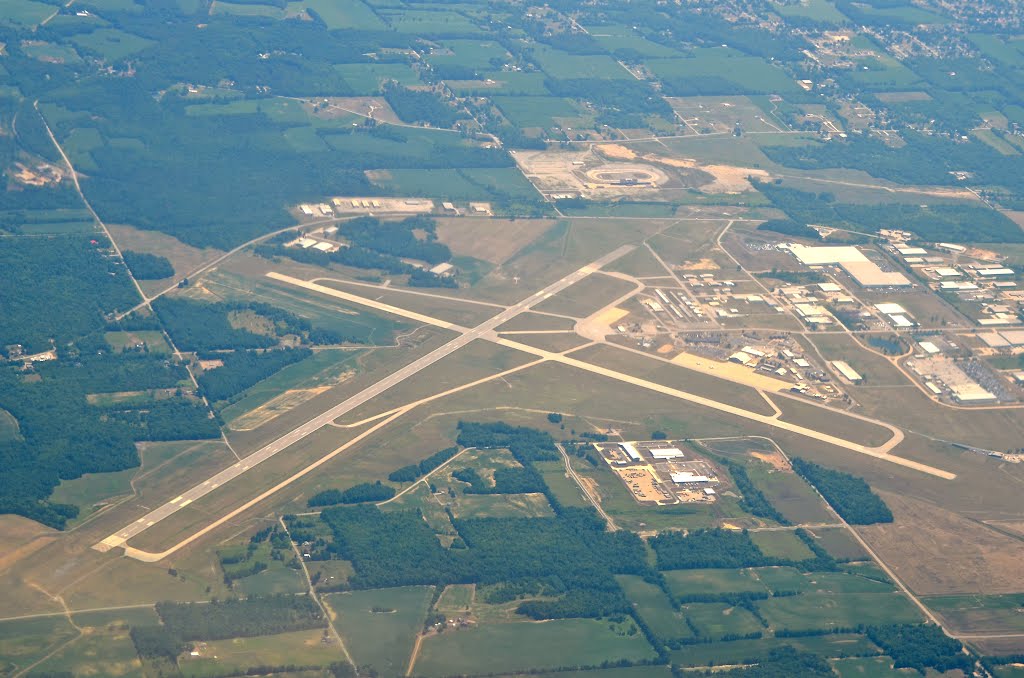 Mansfield Lahm Regional Airport by Buddy Rogers