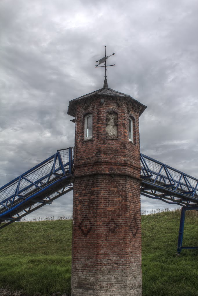 Pegel, Brücke und Abgang by LeBizarre