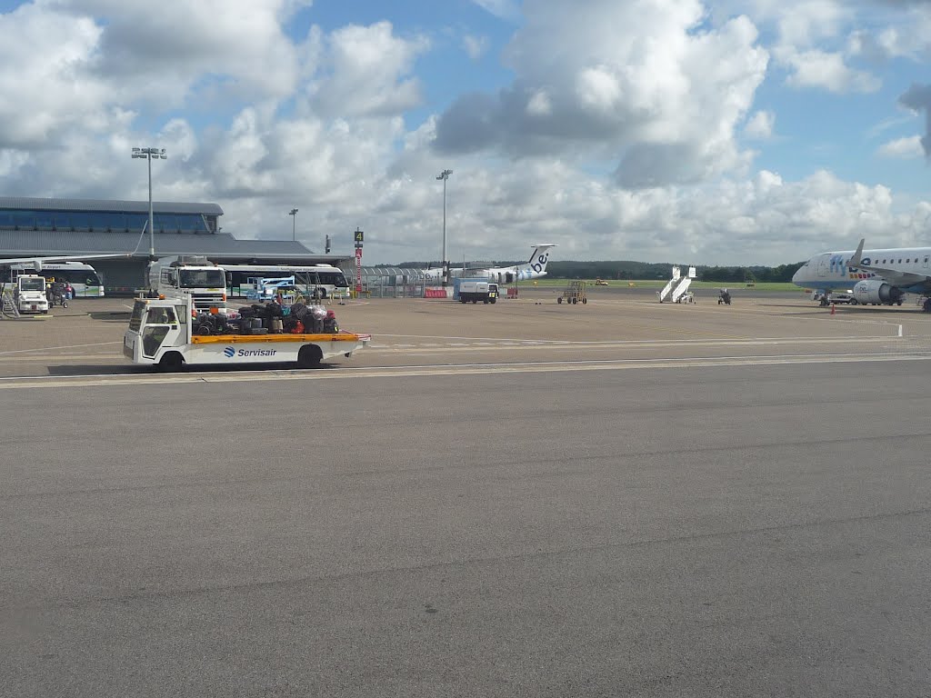 Southampton Airport : Taxiway & Terminal by A Photographer