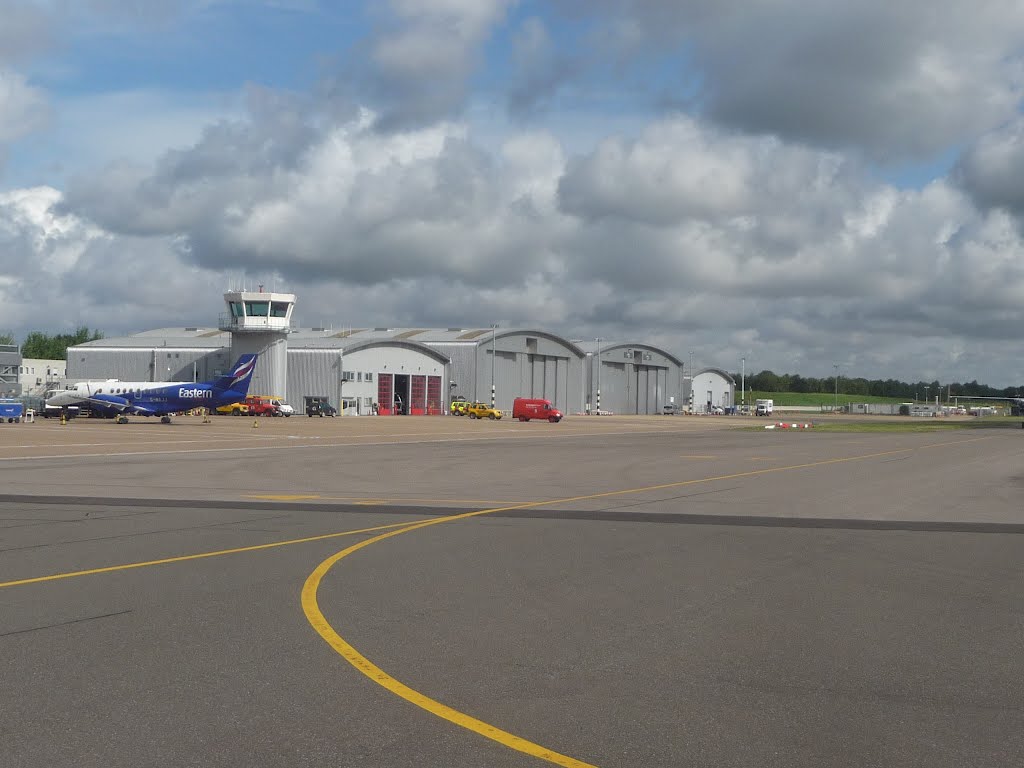 Southampton Airport : Taxiway & Airport Buildings by A Photographer