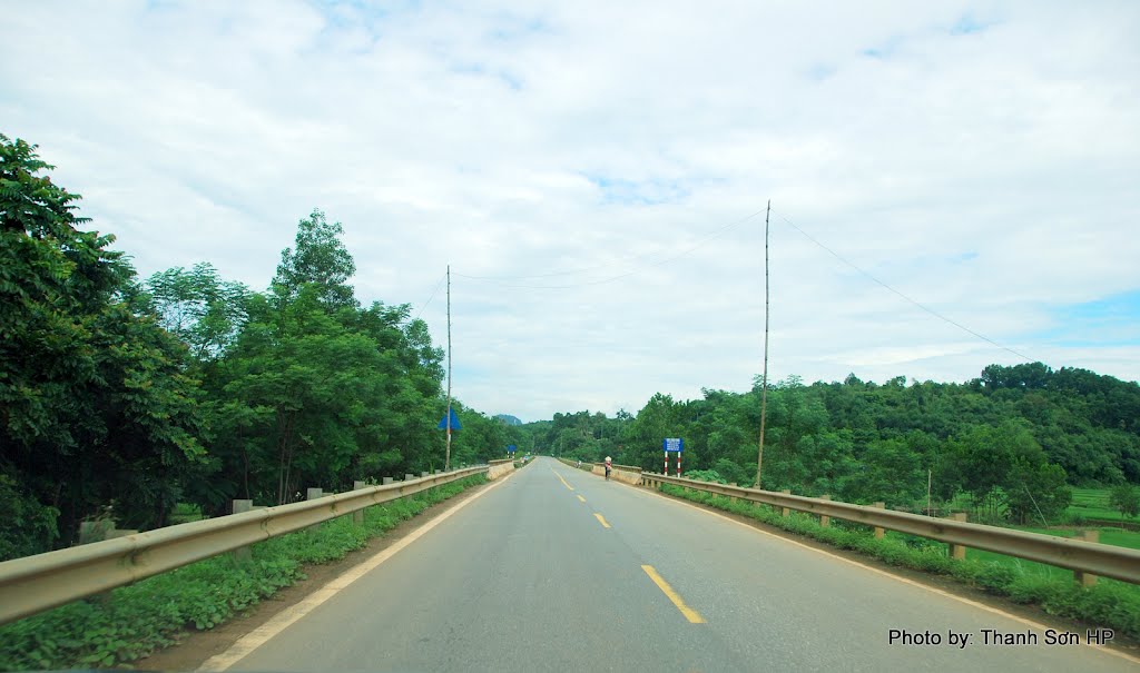 Phong cảnh ven đường Hồ Chí Minh, đoạn qua Ngọc Lặc, Thanh Hóa by Nguyễn Thanh Sơn