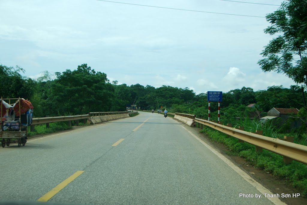 Phong cảnh ven đường Hồ Chí Minh, đoạn qua Ngọc Lặc, Thanh Hóa by Nguyễn Thanh Sơn