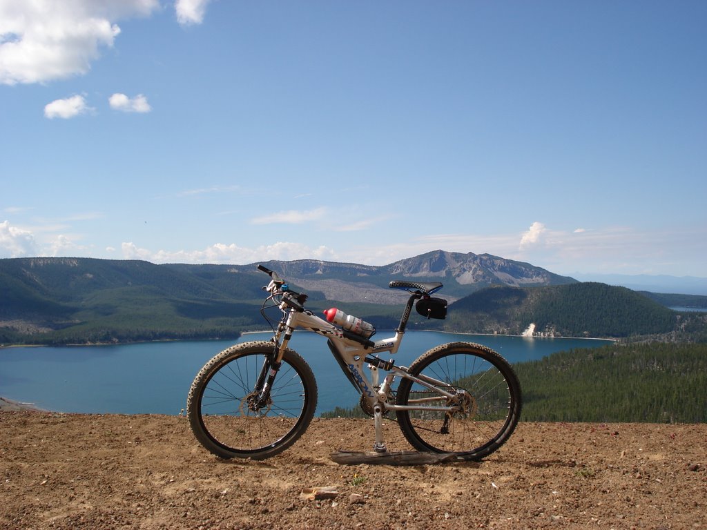 Newberry Crater East Lake by adrian kuster