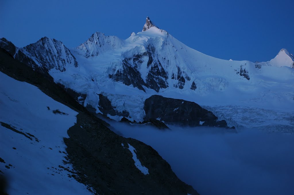 Luce soffusa verso lo Zinalrothorn dalla Cabane de Tracuit by Luca78